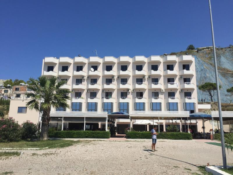 דורס Hotel Ferrara מראה חיצוני תמונה