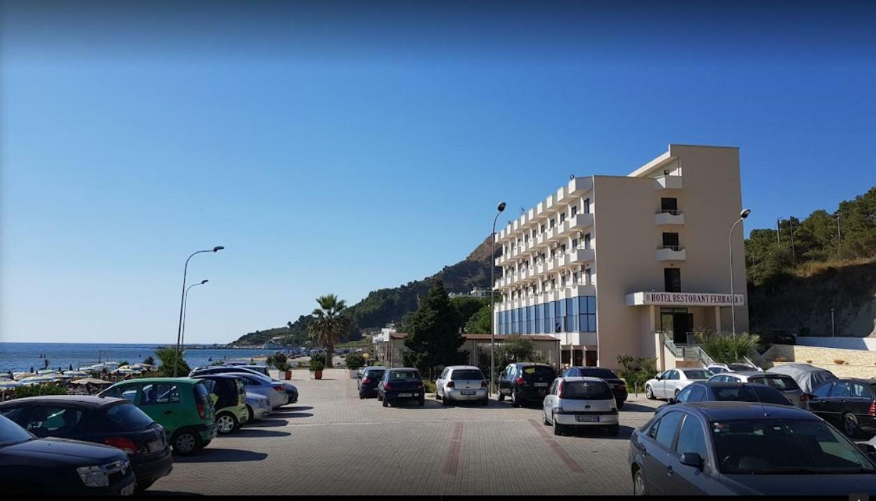 דורס Hotel Ferrara מראה חיצוני תמונה